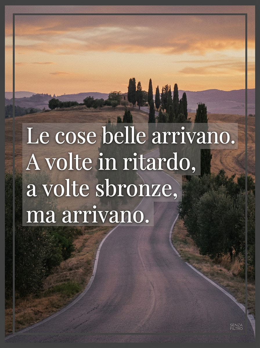 Serie LO DICO IO — Frasi originali del brand — Le cose belle arrivano. A volte in ritardo, a volte sbronze, ma arrivano.