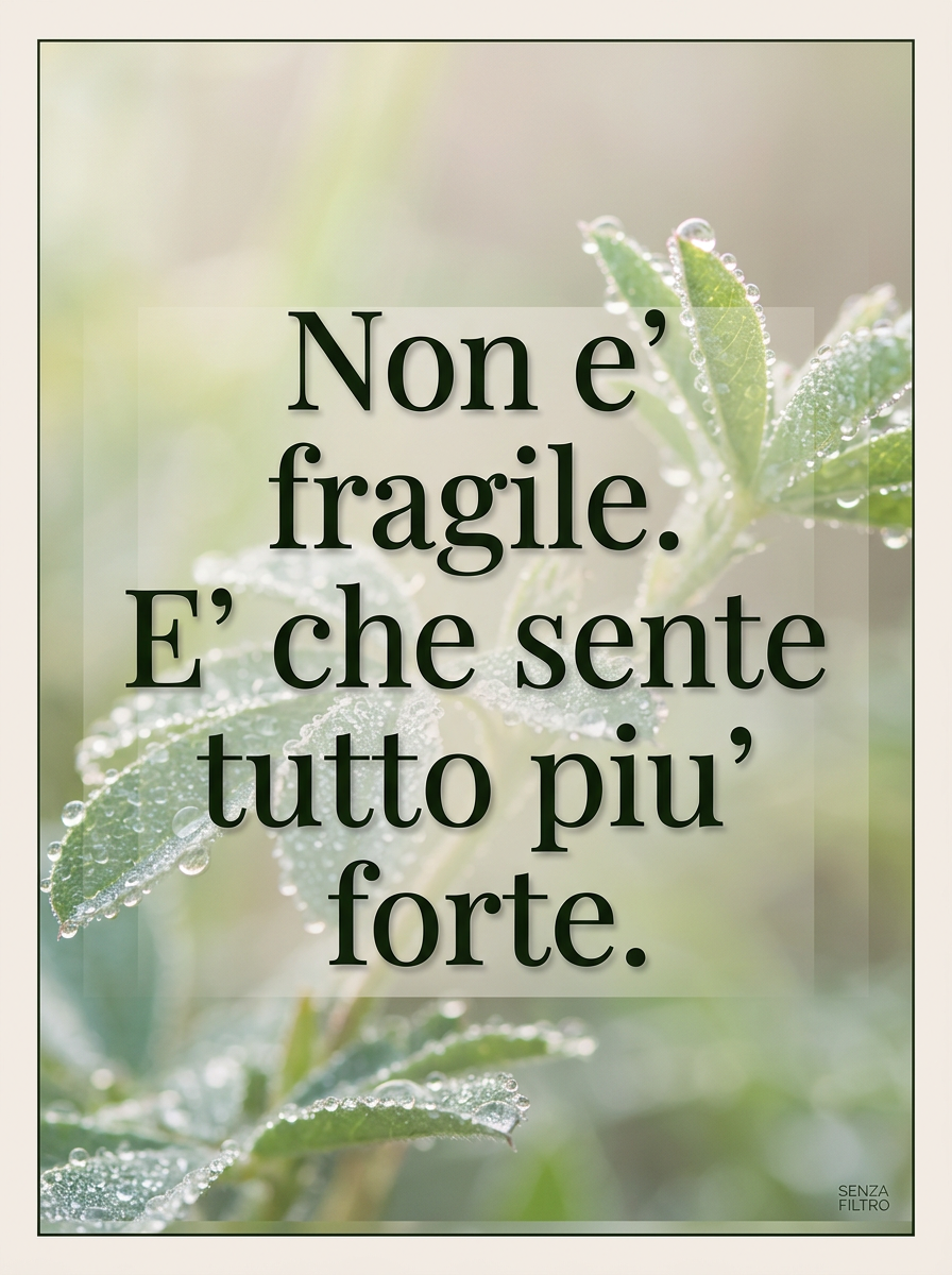 Serie LO DICO IO — Frasi originali del brand — Non è fragile. È che sente tutto più forte.